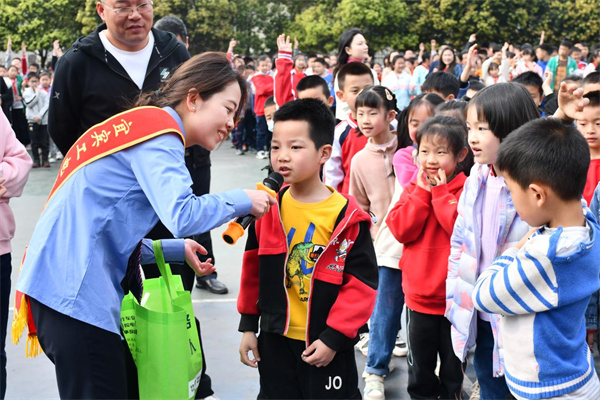 在古宋三校“学习科学 拒绝邪教”开学第一课上，反邪教宣传员与学生现场交流互问互答yibin600.jpg
